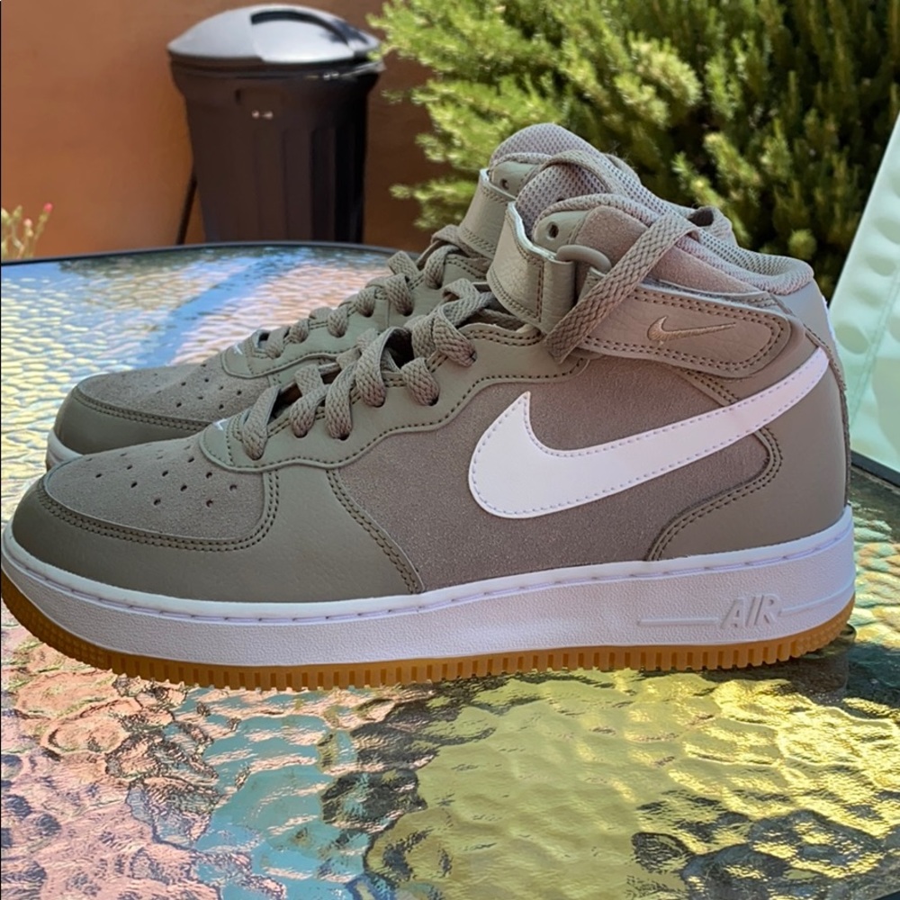 **NEW** NIKE AIRFORCE 1 MID 07